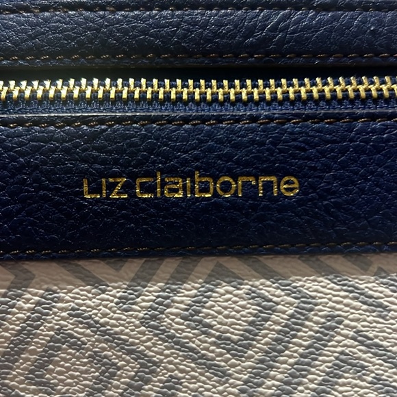 Liz Claiborne Wristlet Wallet with 12 credit cards spaces is pre loved like new - Picture 11 of 12